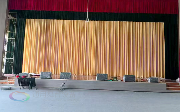 通用舞臺(tái)承建江蘇某學(xué)院報(bào)告廳項(xiàng)目，涵蓋舞臺(tái)燈光、電動(dòng)吊桿、阻燃幕布等核心設(shè)備的設(shè)計(jì)與安裝