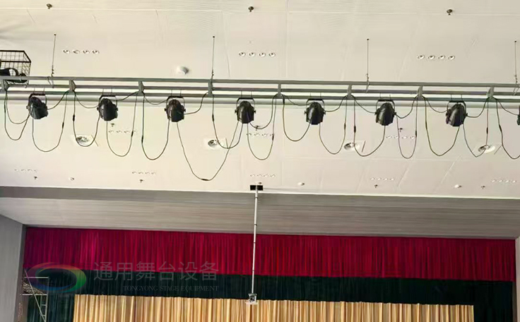 通用舞臺(tái)承建江蘇某學(xué)院報(bào)告廳項(xiàng)目，涵蓋舞臺(tái)燈光、電動(dòng)吊桿、阻燃幕布等核心設(shè)備的設(shè)計(jì)與安裝