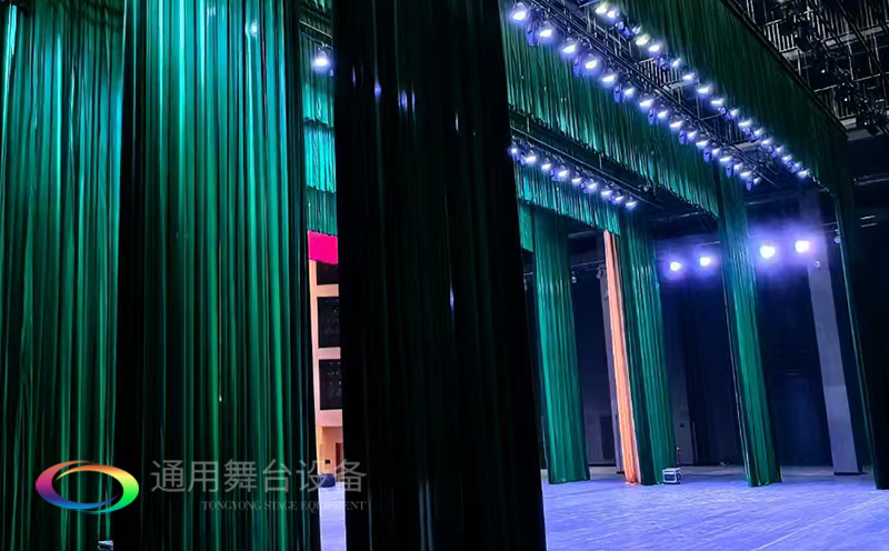 助力教育領(lǐng)域舞臺建設(shè)，推動校園文化發(fā)展！星海中學(xué)報告廳舞臺阻燃幕布建設(shè)項目