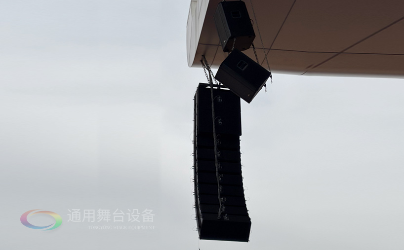 通用舞臺機械完成某高校體育場線陣列音箱、燈光等設備架設 提升大型活動視聽體驗