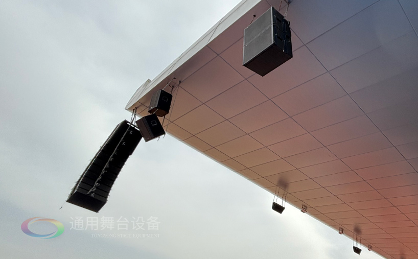 通用舞臺機械完成某高校體育場線陣列音箱、燈光等設備架設 提升大型活動視聽體驗